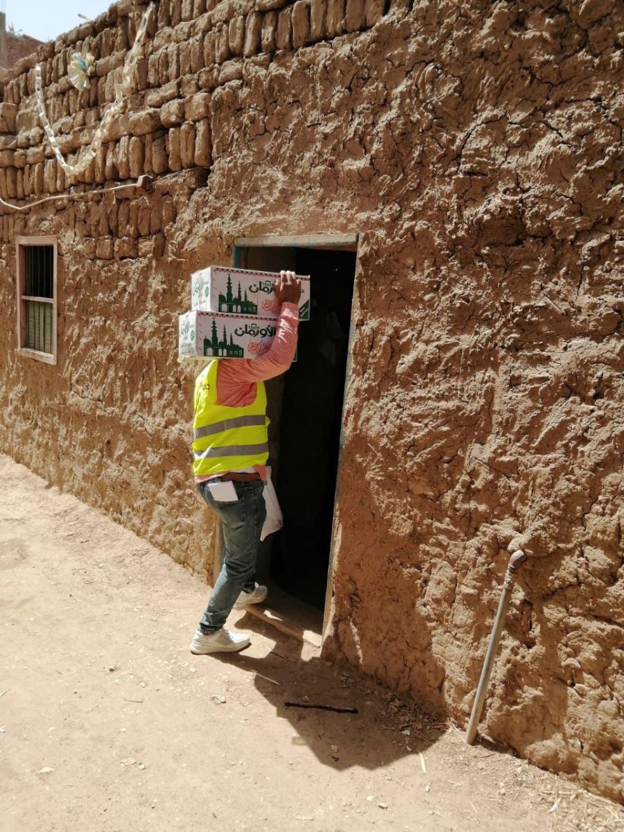 إستمرار جمعية الأورمان في توزيع المواد الغذائية واللحوم على المستحقين بالشرقية