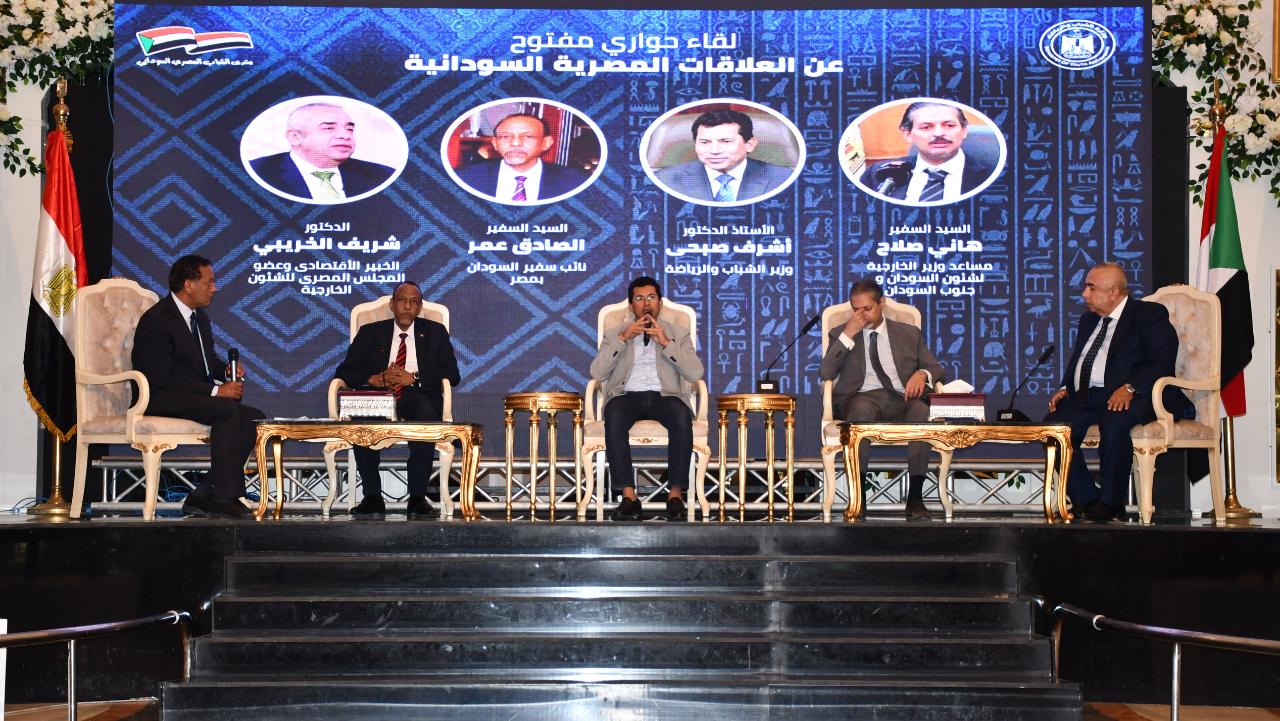 وزير الرياضة خلال الجلسة الحوارية