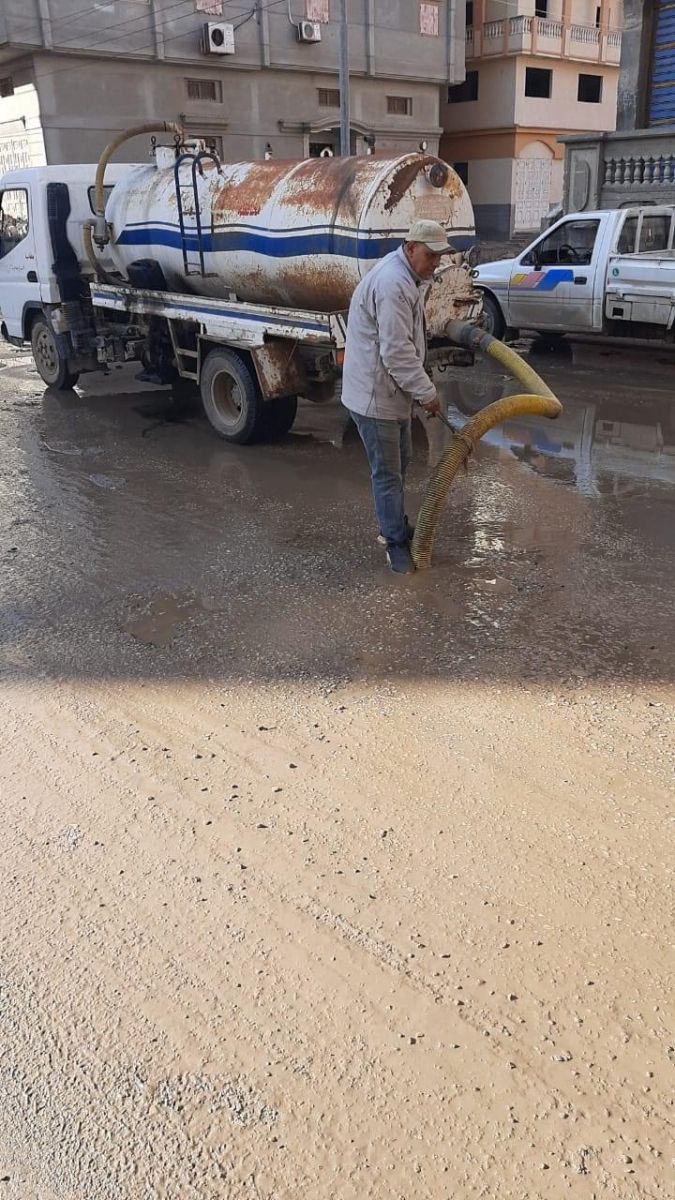 رئيس مدينة عزبة البرج بدمياط يتفقد جهود كسح مياه الأمطار