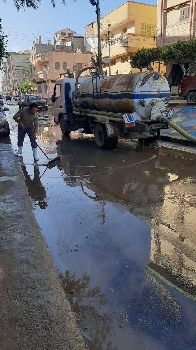 رئيس مدينة عزبة البرج بدمياط يتفقد جهود كسح مياه الأمطار