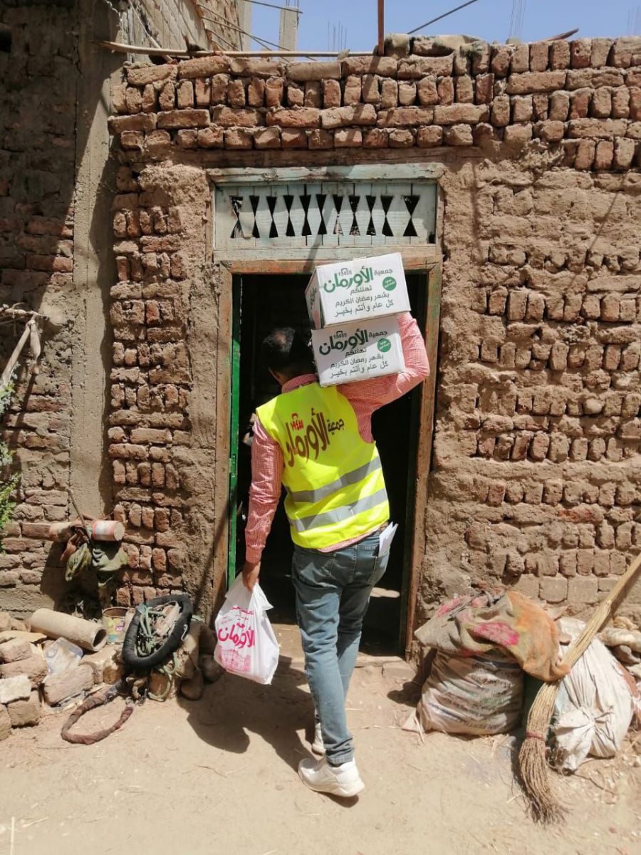 إستمرار جمعية الأورمان في توزيع المواد الغذائية واللحوم على المستحقين بالشرقية