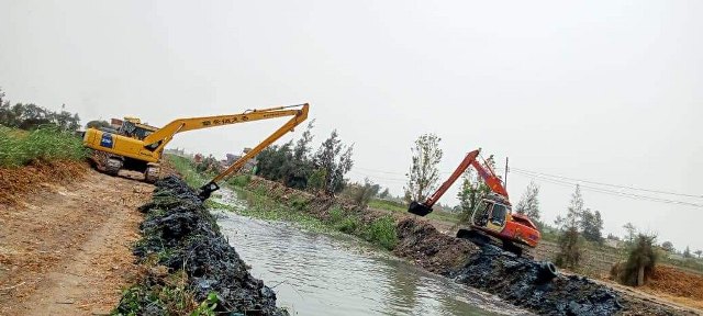 محافظ الشرقية يُتابع أعمال تطهير وتكريك ترعتي شديد وتمرازة بأولاد صقر