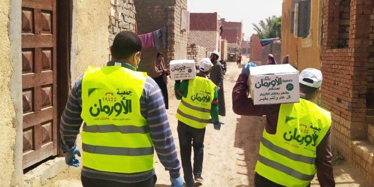 إستمرار جمعية الأورمان في توزيع المواد الغذائية واللحوم على المستحقين بالشرقية