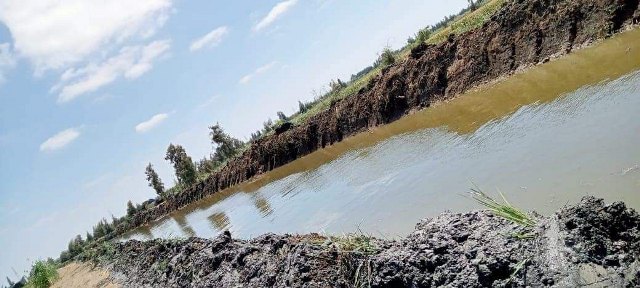 محافظ الشرقية يُتابع أعمال تطهير وتكريك ترعتي شديد وتمرازة بأولاد صقر