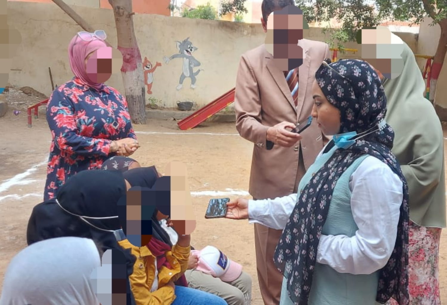 محررة الوفد مع الأطفال العاملين