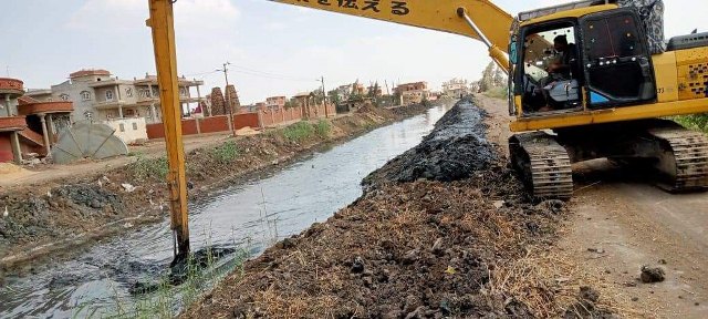 محافظ الشرقية يُتابع أعمال تطهير وتكريك ترعتي شديد وتمرازة بأولاد صقر