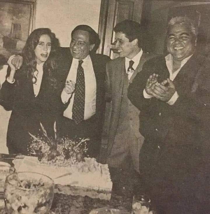 الراحل مصطفى متولي مع الراحل عامر منيب وزوجته وعادل إمام