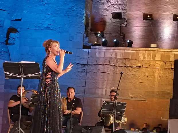 نوال الزغبي وسط حضور ضخم في مهرجان القلعة (صور)