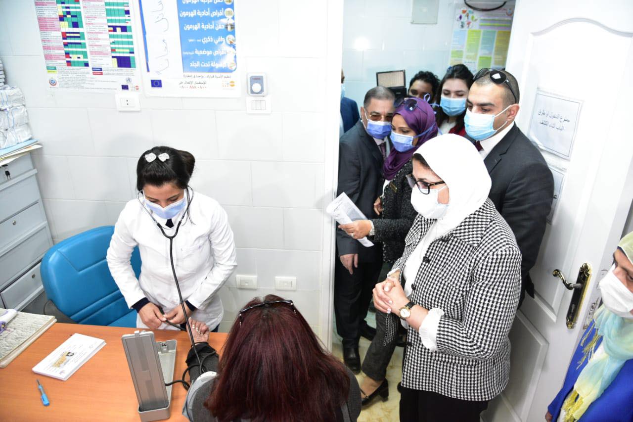 وزيرة الصحة فى حى الأسمرات أثناء التطعيم ضد شلل الأطفال