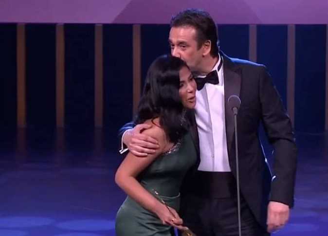 كريم عبد العزيز يقبل منى زكي