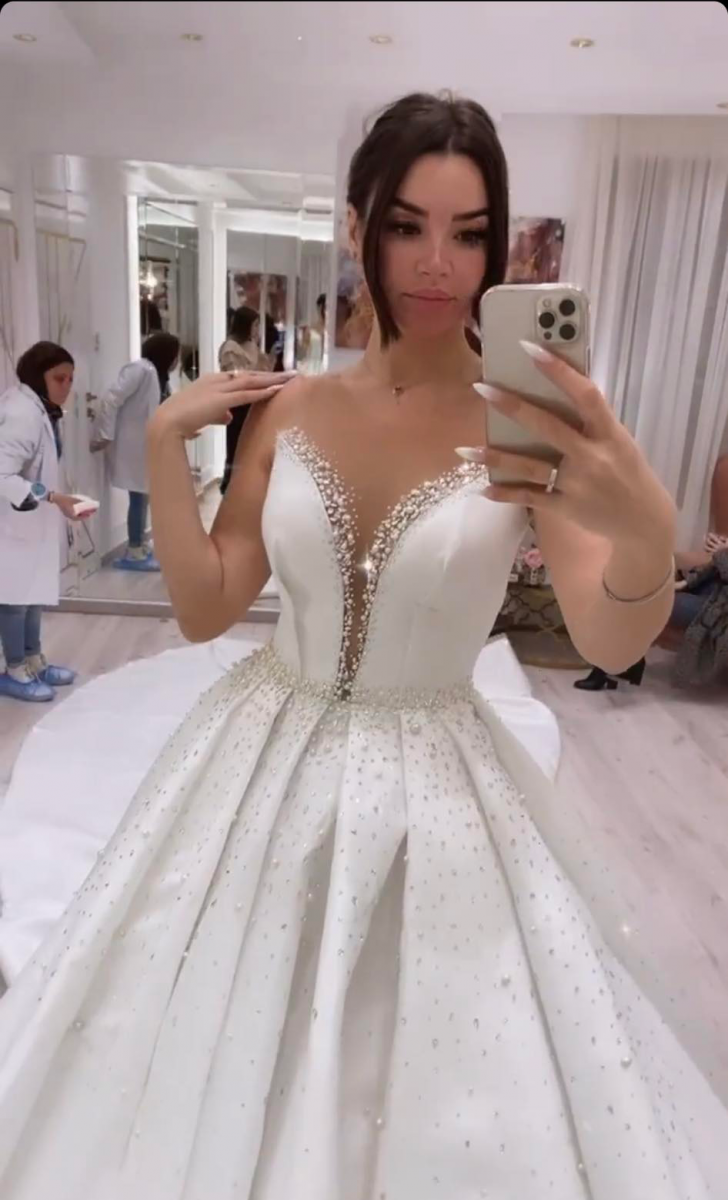 جوهرة تتألق بفستان الزفاف من تصميم يارا زين الدين