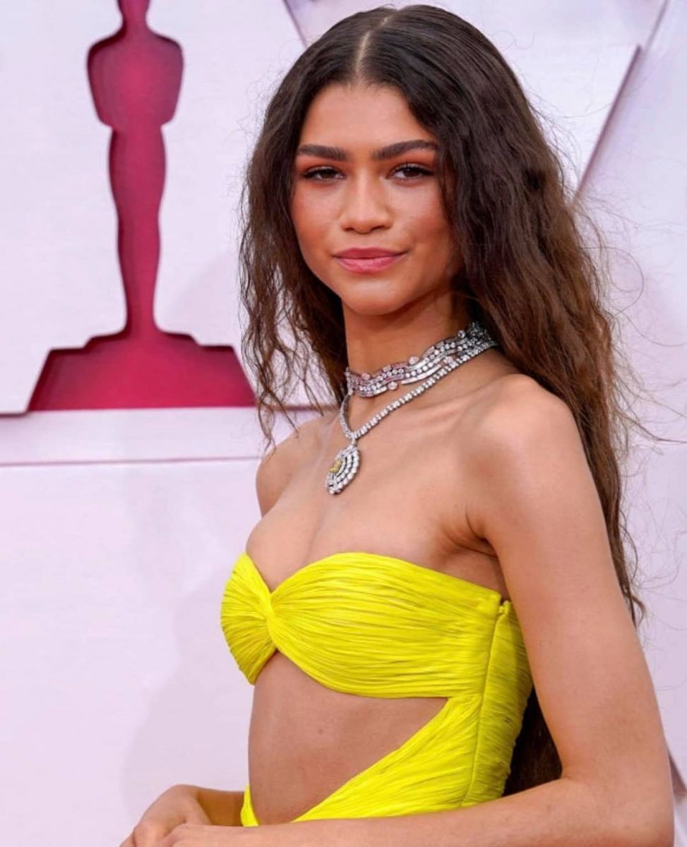 Zendaya تتألق ببطن مكشوف في حفل توزيع جوائز الأوسكار