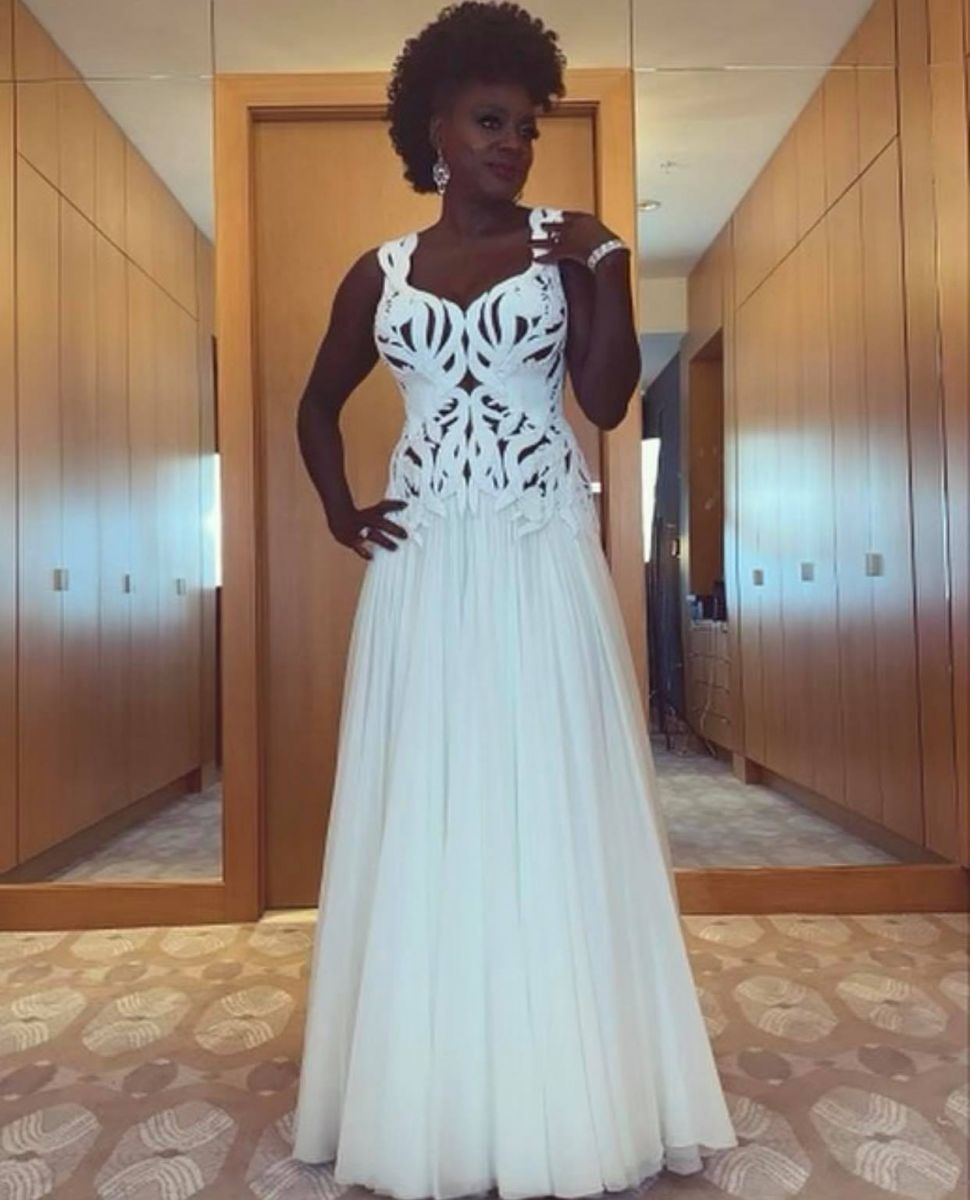 فيولا ديفيس تبرز أناقتها بفستان أبيض في حفل توزيع جوائز الأوسكار