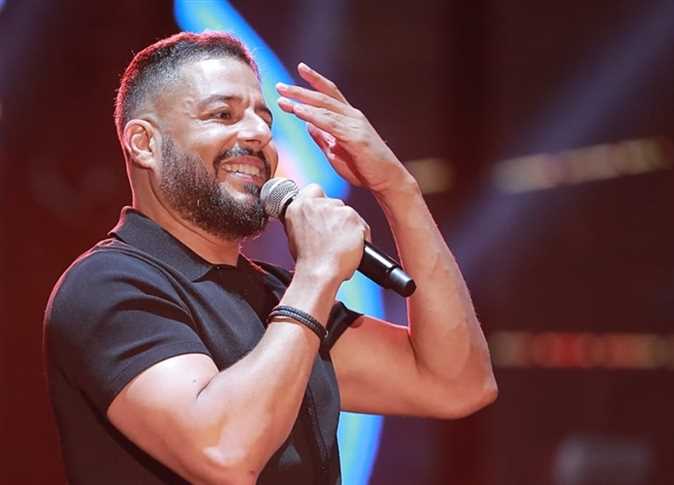 حماقي في الساحل الشمالي يُغنى لأم كلثوم.. وموقف كوميدي مع أحمد سعد (فيديو)