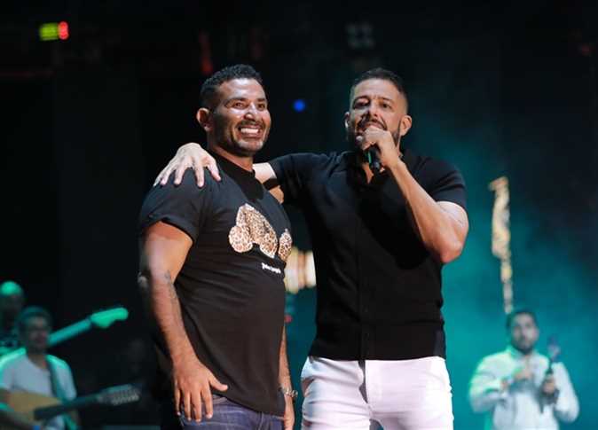 حماقي في الساحل الشمالي يُغنى لأم كلثوم.. وموقف كوميدي مع أحمد سعد (فيديو)