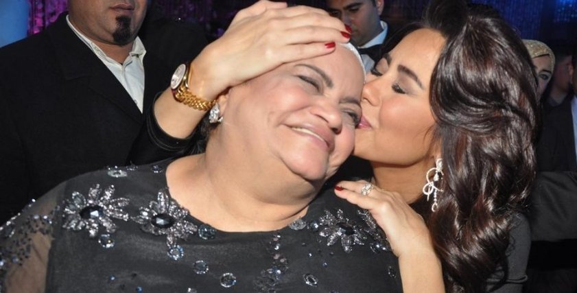 شيرين مع والدتها