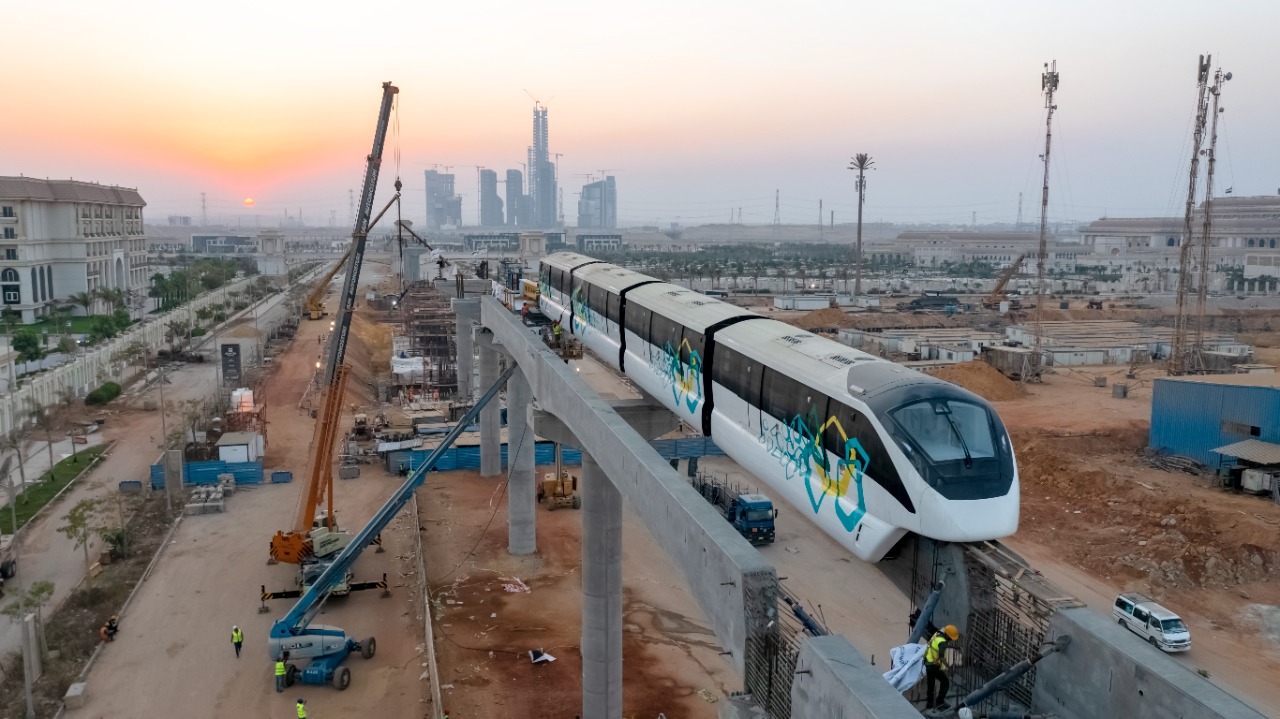 تثيبت أول قطار مونوريل بمسار شرق النيل 