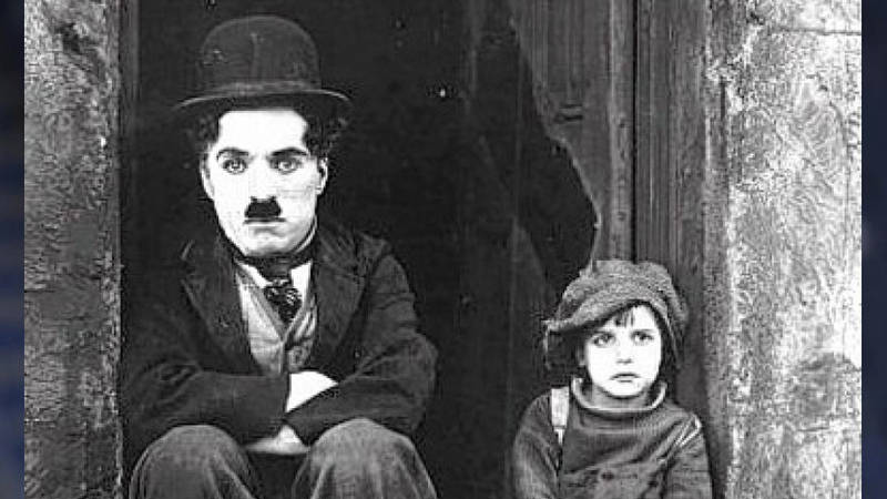 في ذكرى ميلاد  تشارلي شابلن.. محطات في حياة صاحب الكوميديا الصامتة