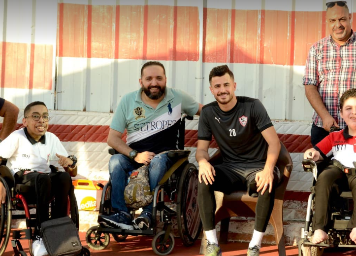 نجوم الزمالك يلتقطون الصور التذكارية مع ذوي الهمم