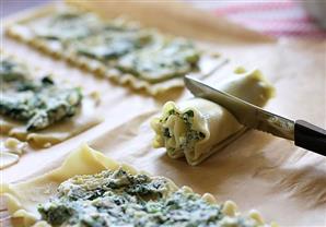 تعرفي على طريقة عمل رول السبانخ بالجبن