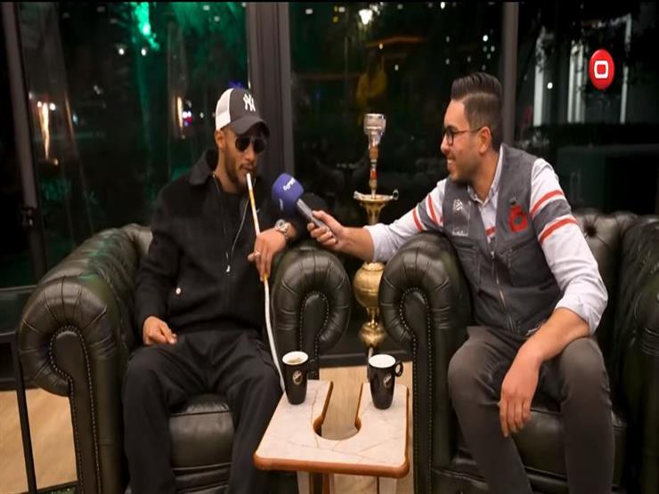 محمد رمضان يدخن شيشة على الهواء