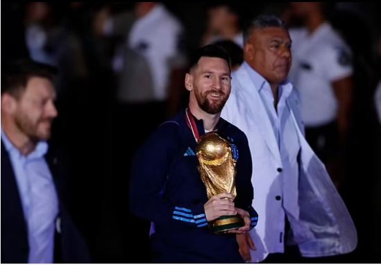 ميسي يحمل كأس العالم