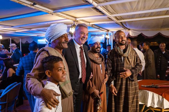 محمود حميدة يتوسط شعب الأقصر البسطاء