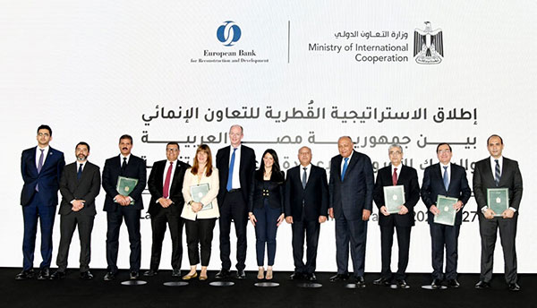 وزراء البترول والخارجية والتعاون الدولى عقب توقيع مذكرة تفاهم بين وزارتى البترول والكهرباء والبنك الاوروبى لإعادة الاعمار لتقييم الهيدروجين منخفض الكربون فى مصر 