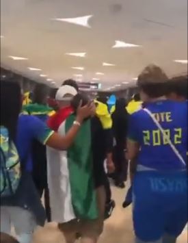 مشجع عربي يحمل نجل تيتي مدرب البرازيل