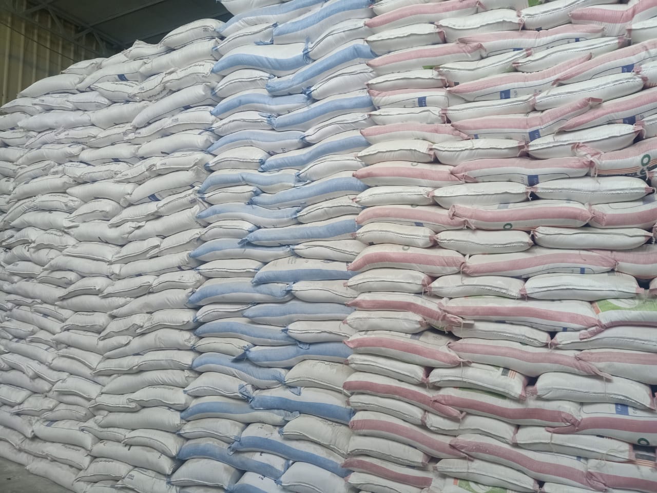 ضبط 102 طن مواد غذائية داخل مخزن تاجر في البحيرة