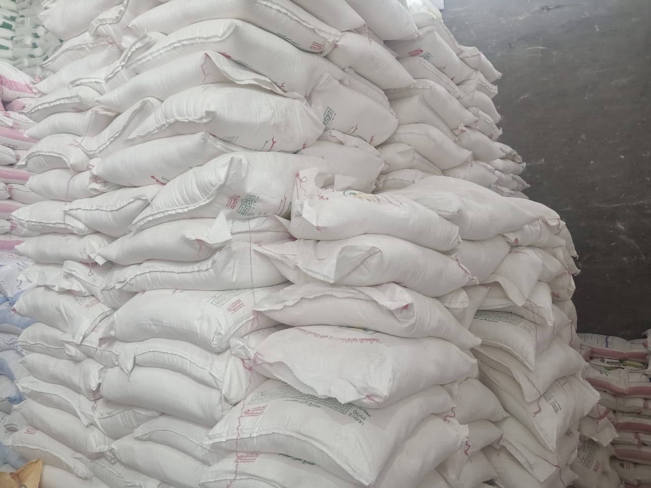 ضبط 102 طن مواد غذائية داخل مخزن تاجر في البحيرة