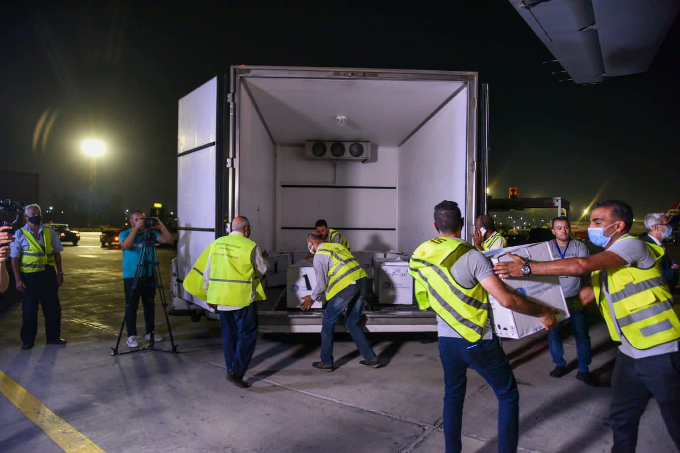 استقبال جرعات لقاح أسترازينيكا بمطار القاهرة