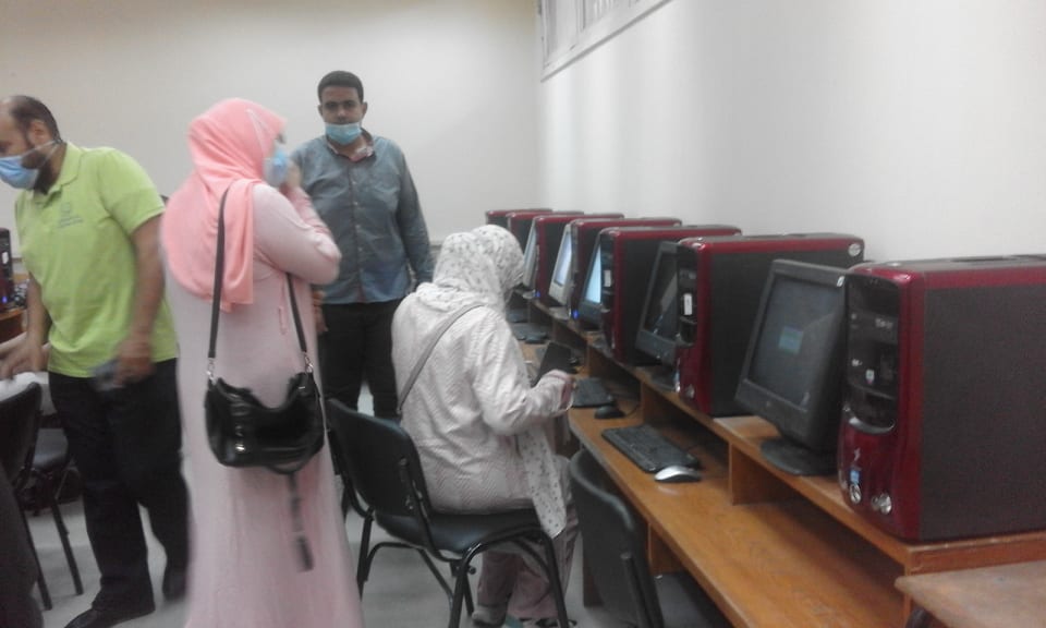 طلاب الثانوية العامة يسجلون رغباتهم بمكاتب التنسيق 