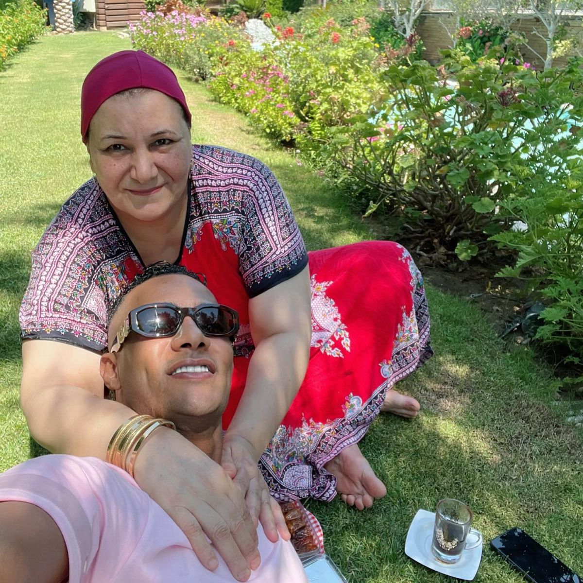 محمد رمضان مع أمه