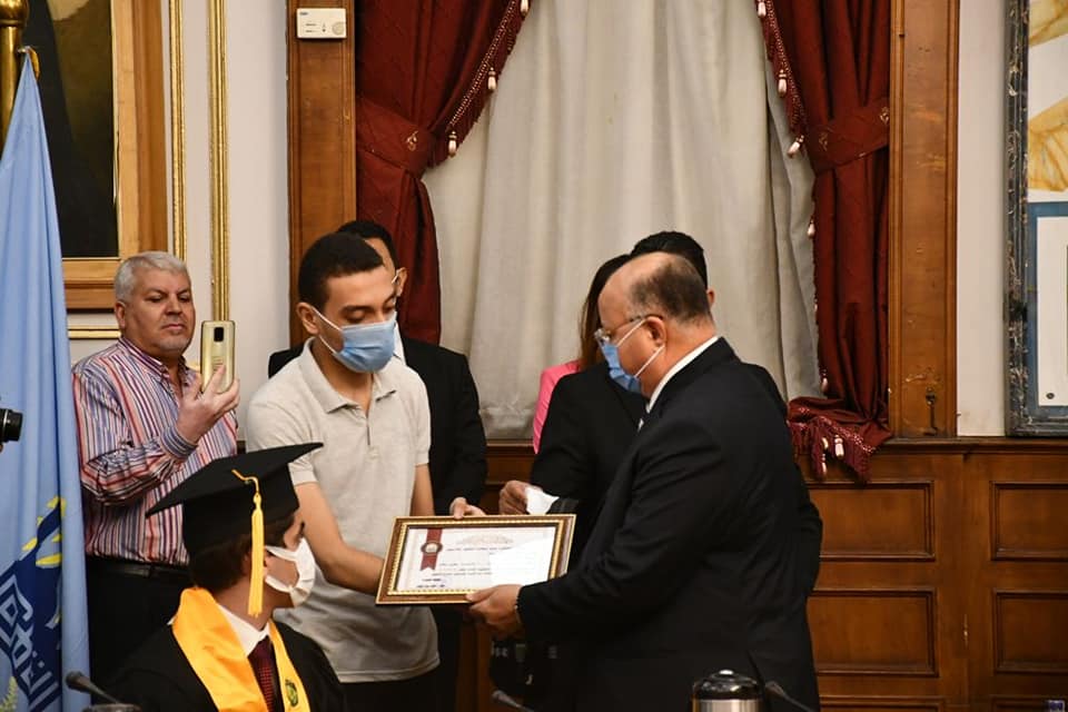 خلال تسليم المحافظ الدرع 