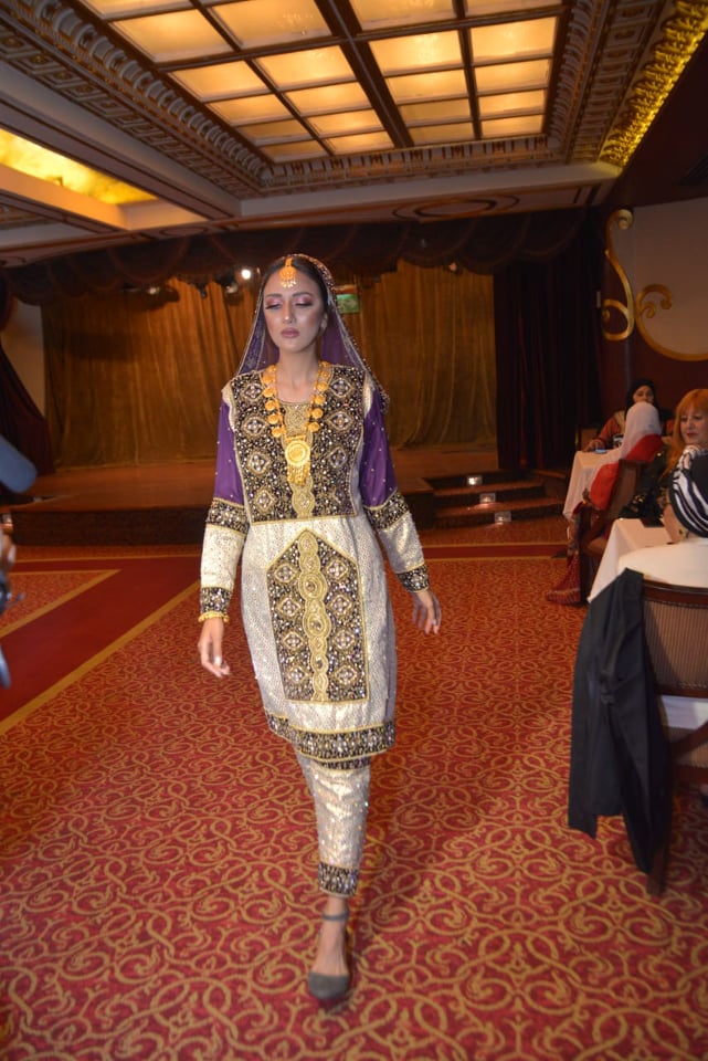 عرض أزياء احتفالا بيوم المرأة العمانية