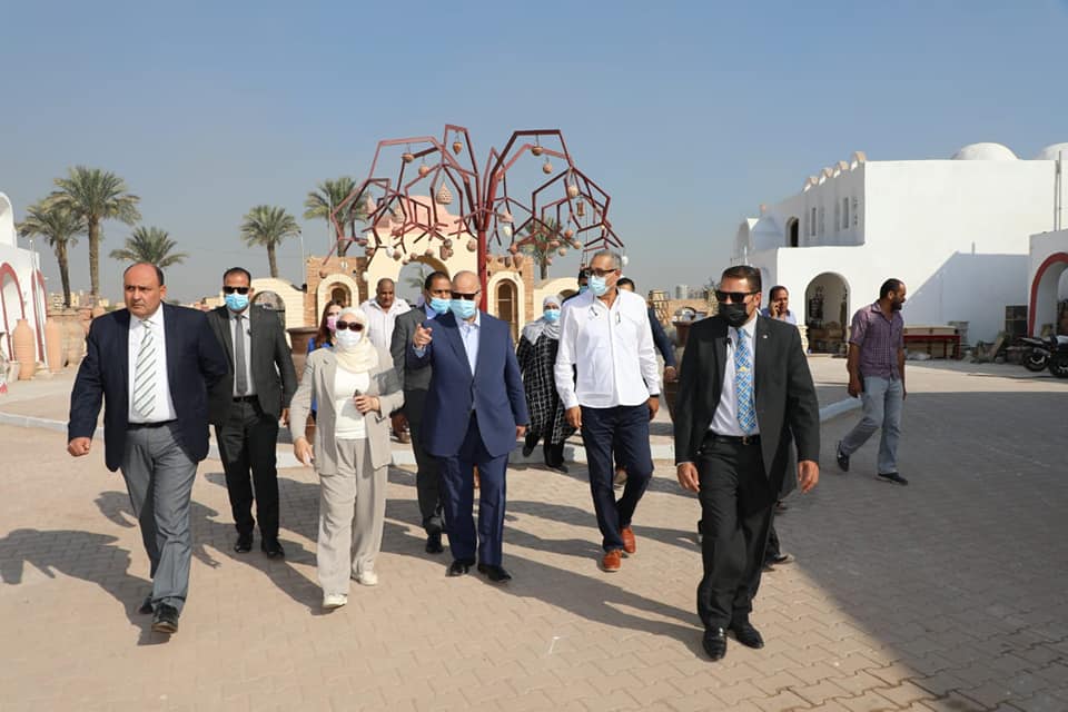 المحافظ خلال تفقد قرية الفواخير 