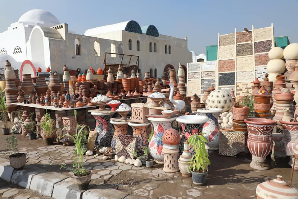 المحافظ خلال تفقد قرية الفواخير 