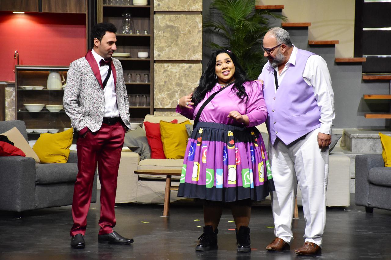 مسرحية عائلة تس