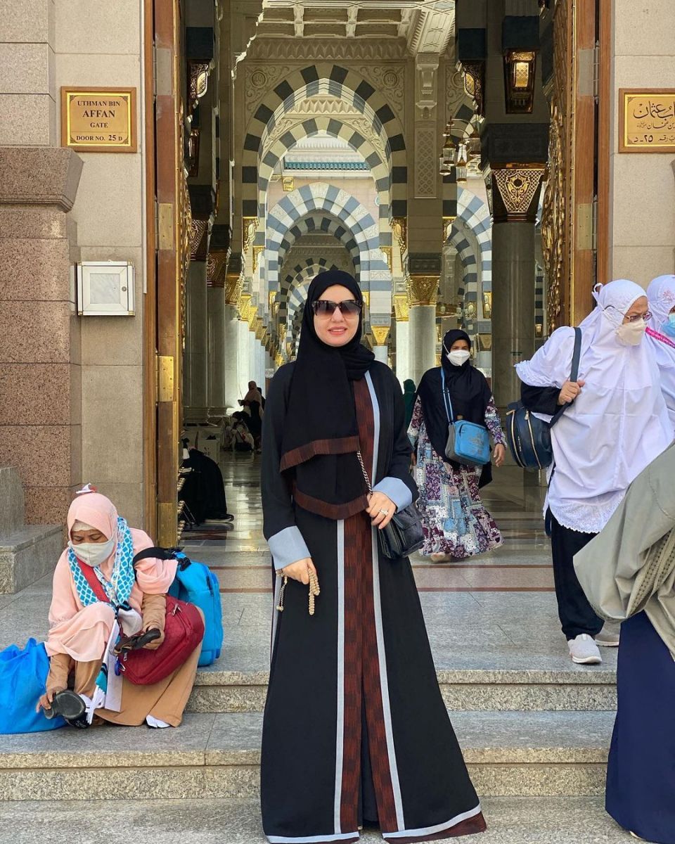 دينا فؤاد أثناء قيامها عمره