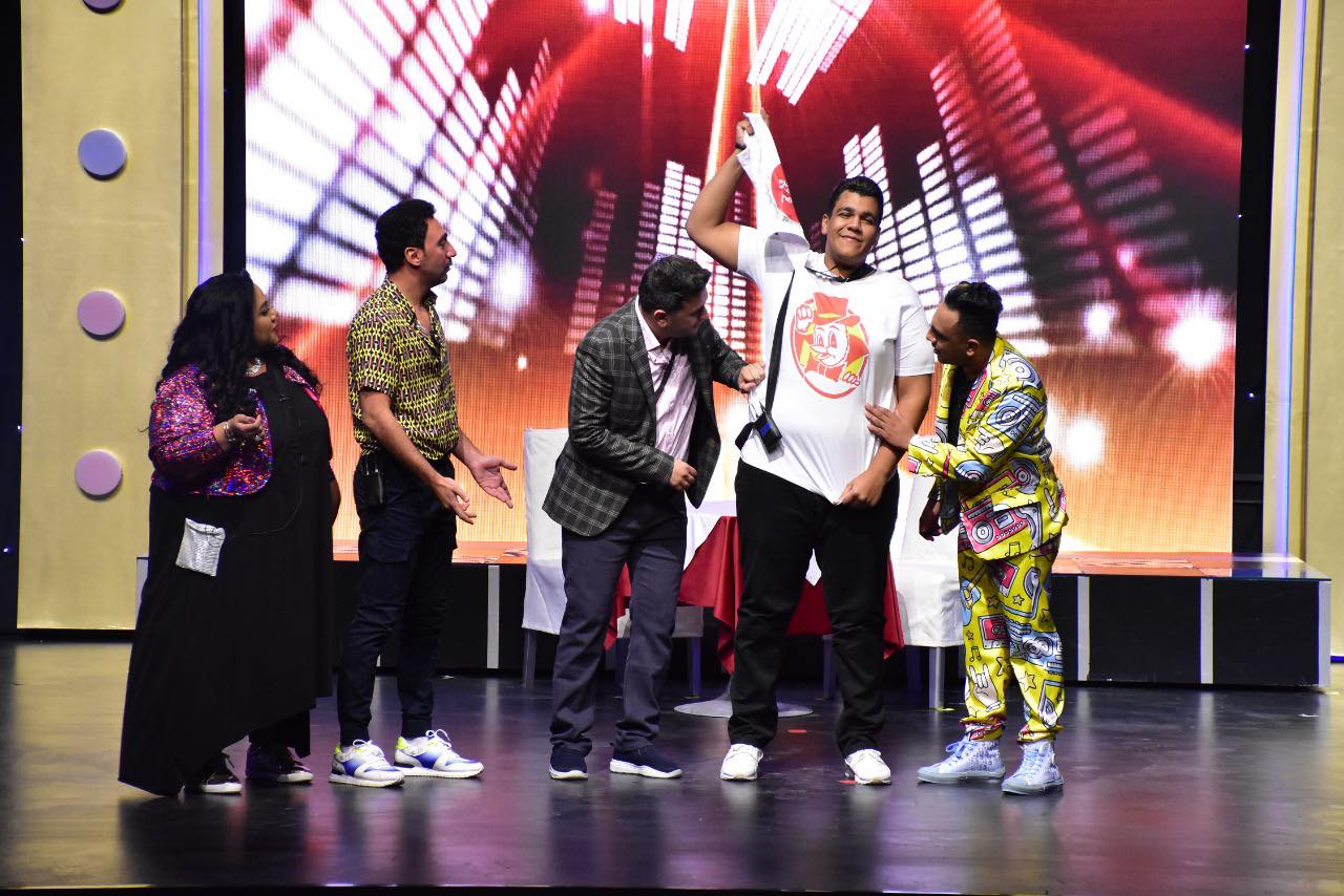 مسرحية عائلة تس