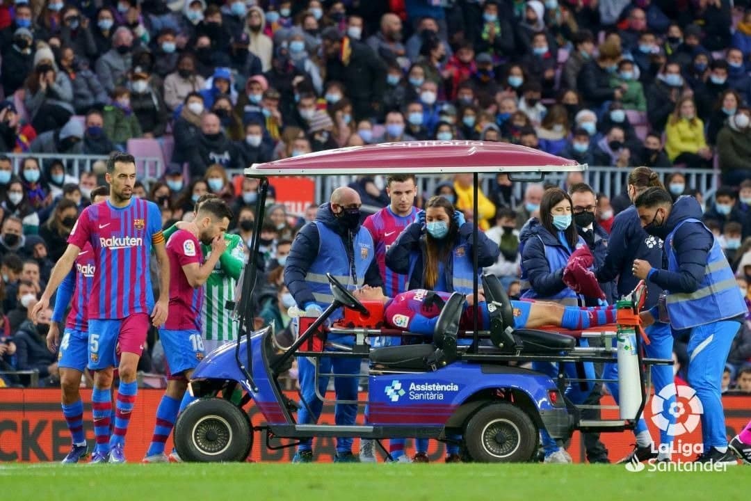 لحظة إصابة جافي في مباراة برشلونة وريال بيتيس