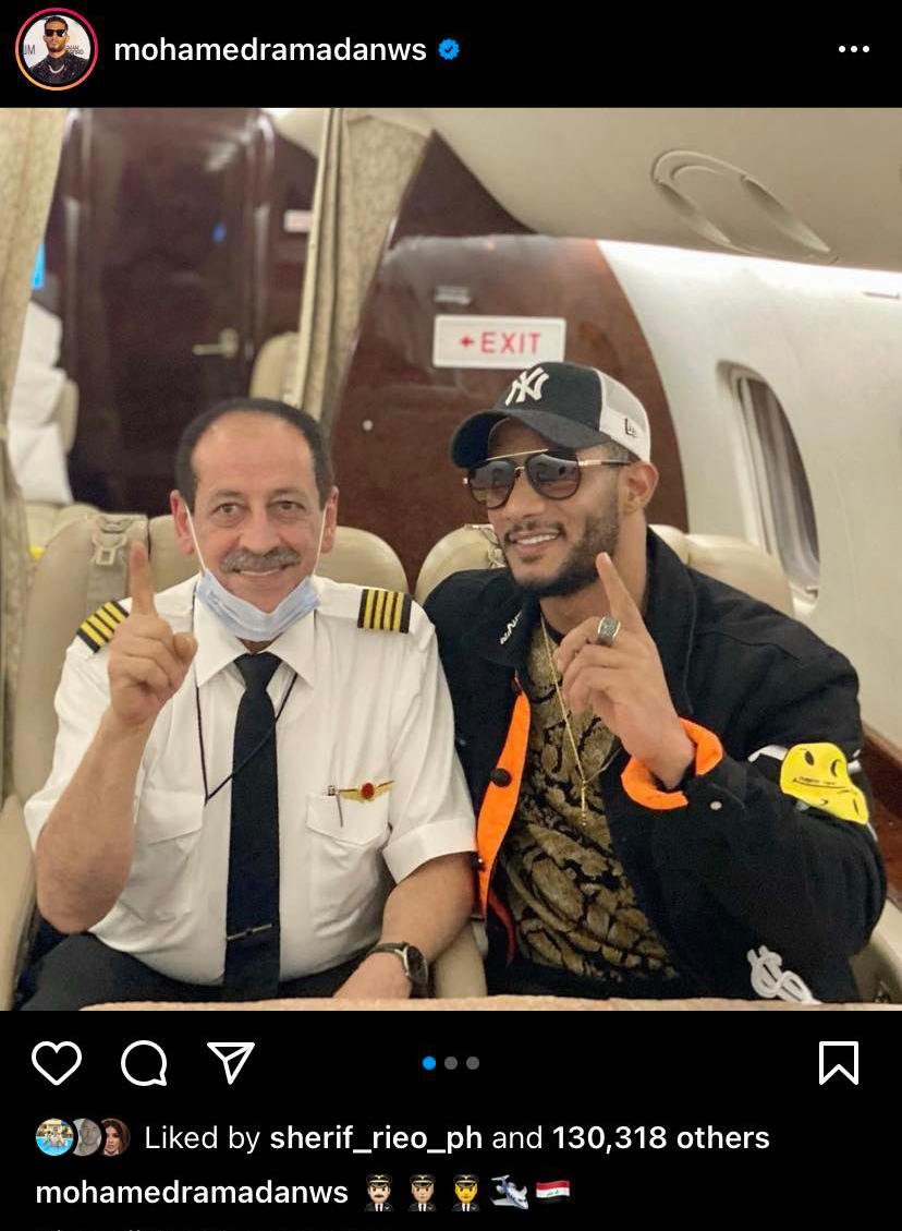 محمد رمضان مع قائدي طيارته الخاصة