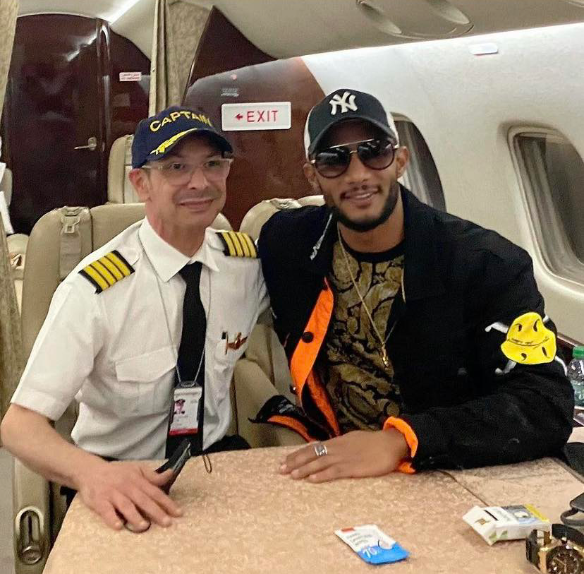 محمد رمضان مع قائدي طيارته الخاصة