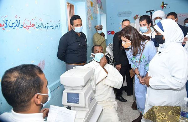 وزيرة الهجرة ومحافظ أسوان يتفقدان القافلة الطبية بقرية المضيق بمركز نصر النوبة