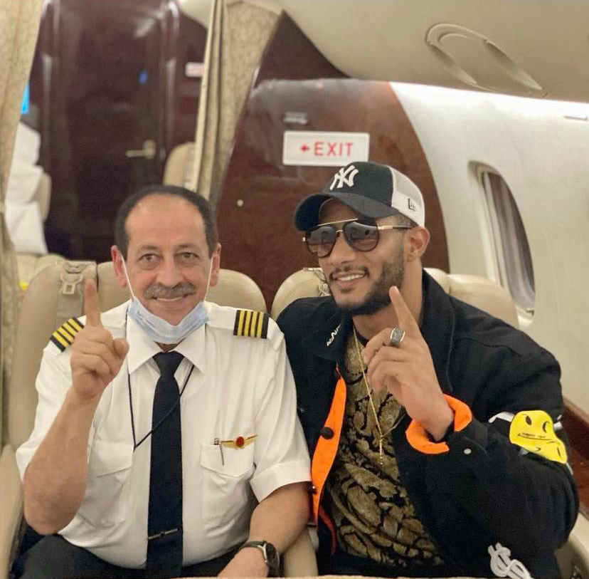 محمد رمضان مع قائدي طيارته الخاصة