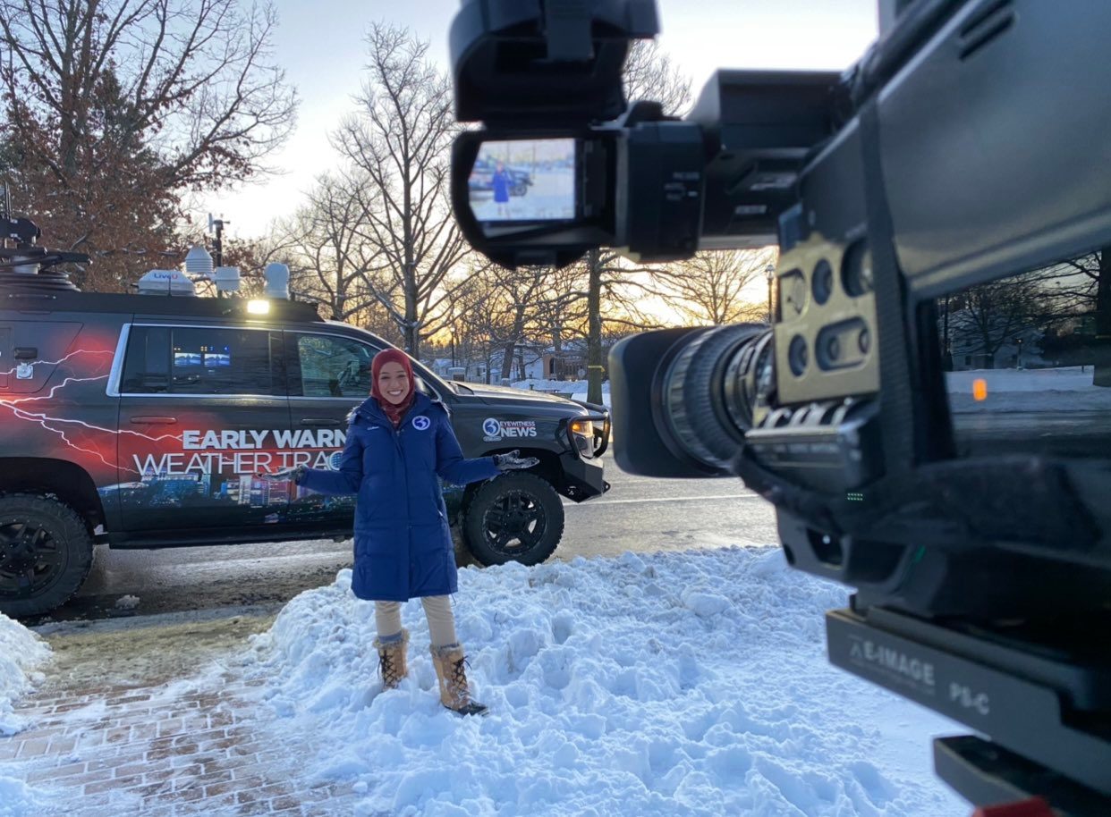 المذيعة آية جلال