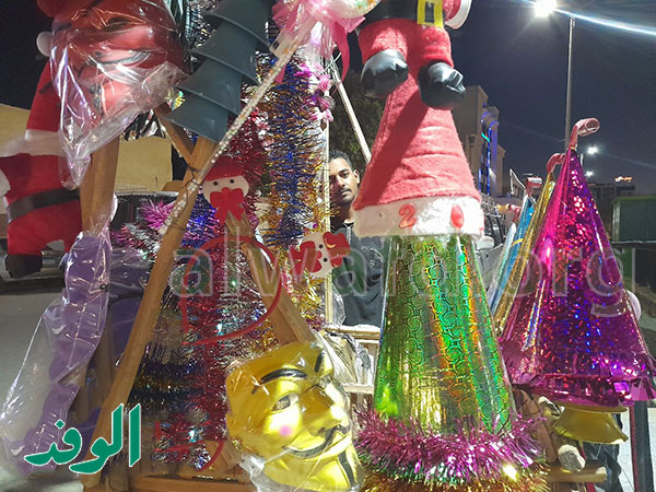 صور.. مستشفيات أسوان والحدائق تتزين بأشجار الكريسماس والبلالين احتفالا برأس السنة