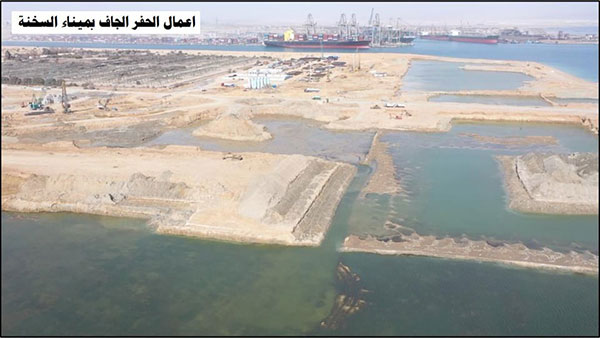 وزير النقل يتفقد مواقع العمل في مشروع استكمال أعمال تطوير ميناء السخنة