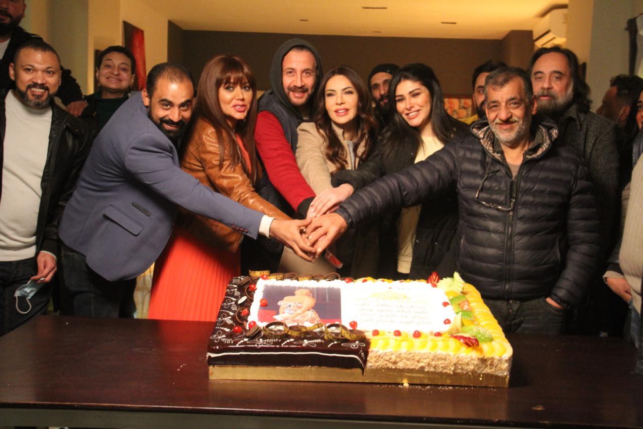 رانيا يوسف مع فريق عمل عالم تاني